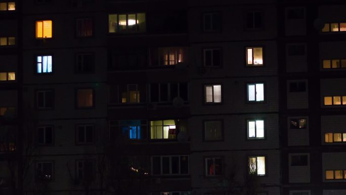 多层建筑夜间变窗照明的时间推移