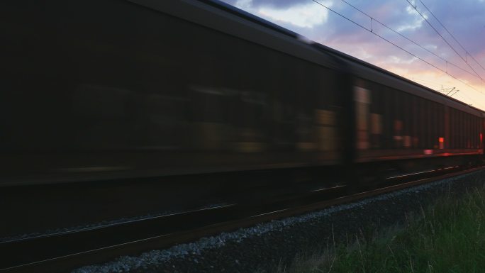 日落时经过的列车