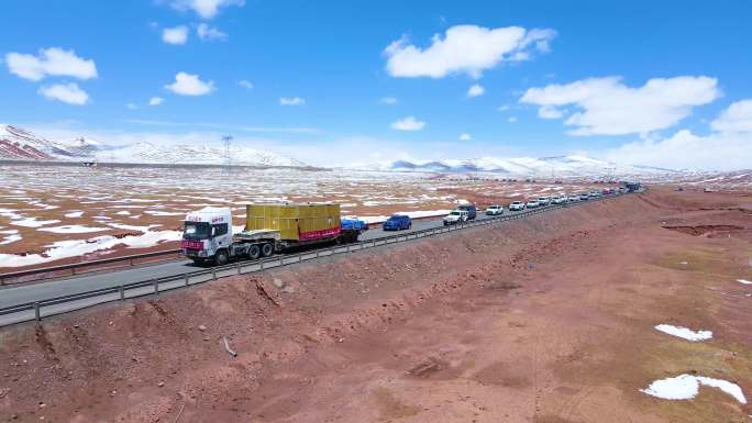 超宽卡车行驶在青藏高原国道4K航拍视频