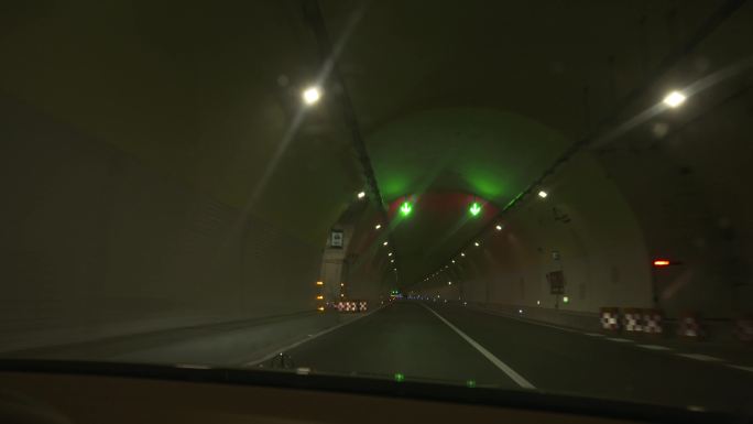 开车夜景、夜晚开车下班穿过隧道第一视角