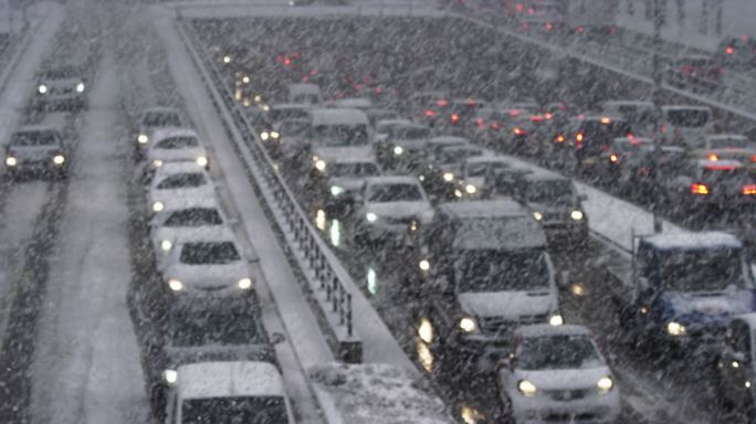 大雪漂泊的天空大雪中行驶的汽车街道道路交