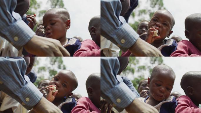 一群非洲孩子在吃东西