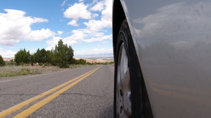 路上行驶的汽车开车轮胎车胎沿途风景风光