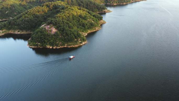 4K湖泊中一艘行驶的小船航拍