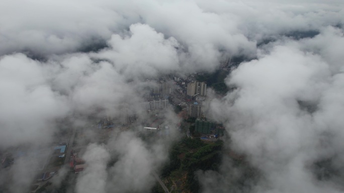 4K恩施野三关集镇清晨雾景航拍视频素材