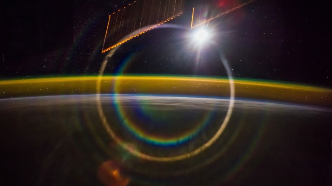 从国际空间站4K时间间隔看地球上空的极光