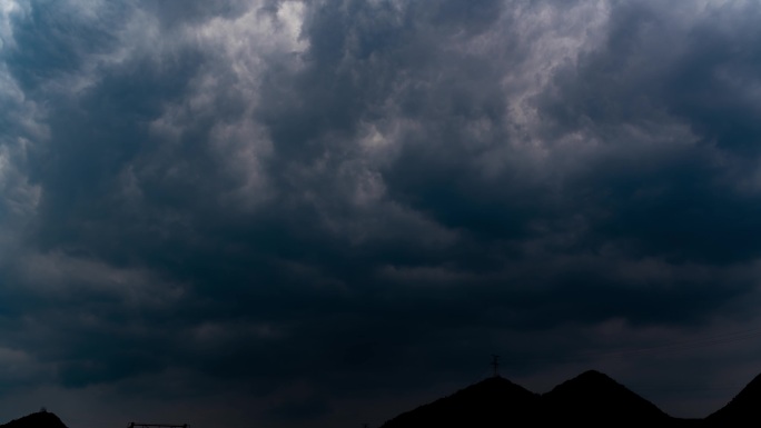 乌云翻滚暴雨来临