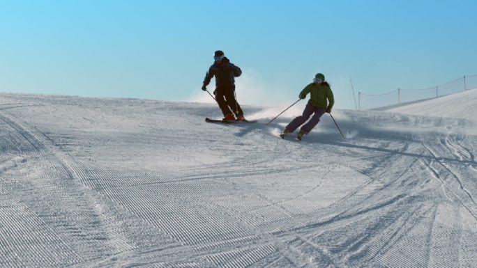 斜坡上滑雪