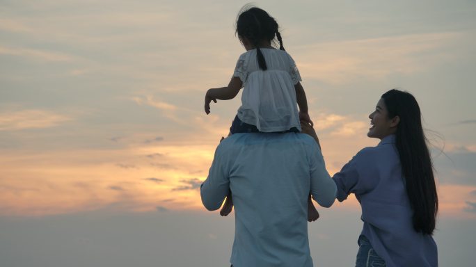 夕阳下漫步的一家人