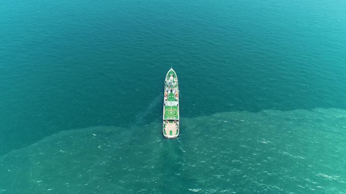 江海交汇处船只驶向远海通航海运
