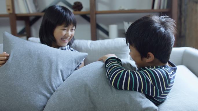 男孩和女孩在沙发上玩耍