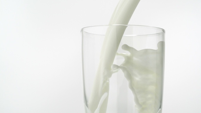 把牛奶倒进杯子奶源益生菌酸奶