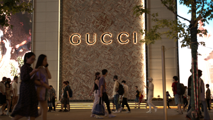 人群路过Gucci店