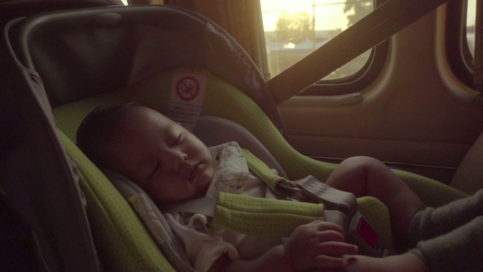 车内睡着的婴儿