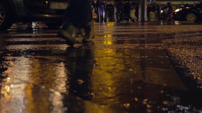 人们在城市里的雨夜里过马路