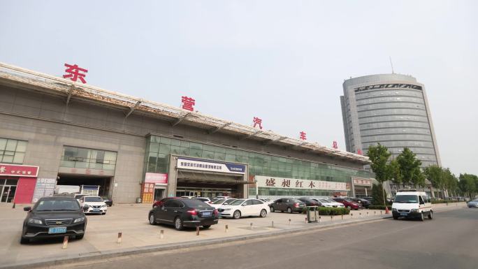 汽车总站售票厅延时人来人往出差