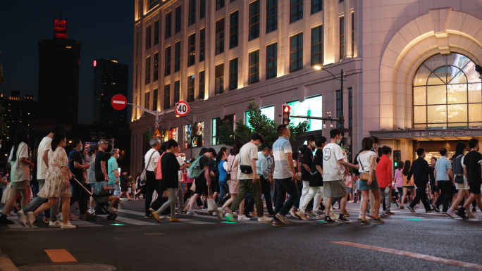 南京路口汹涌的人流1