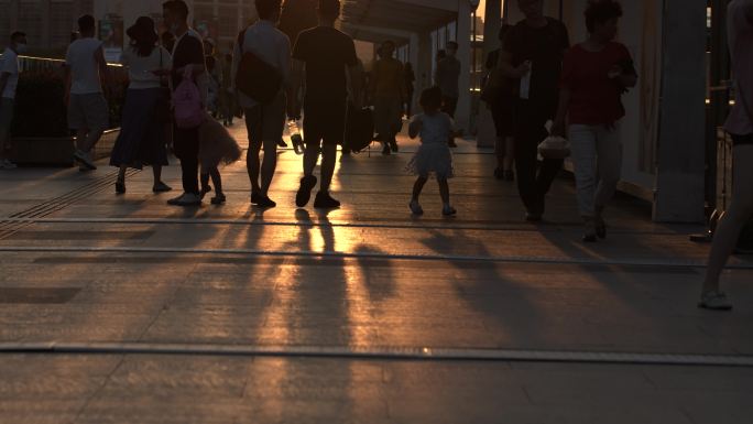 夕阳下天桥上的行人