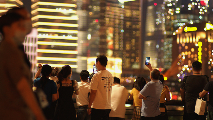 拍陆家嘴夜景的人