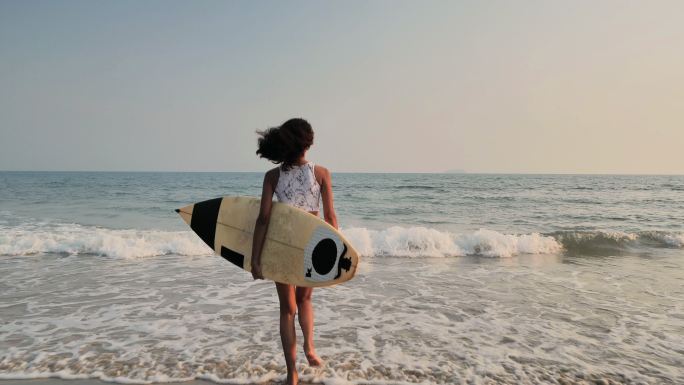 准备冲浪的女人4K国内三亚海边冒险海浪浪