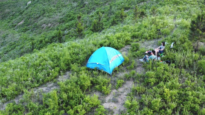 4K草地上露营环绕航拍