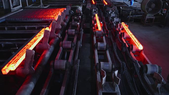 一家钢铁厂正在堆放热钢坯