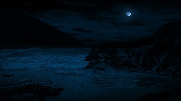 月光下波涛拍打着岩石海滩