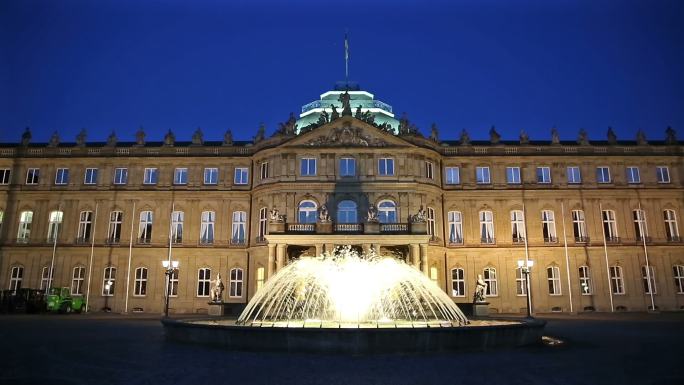黄昏时分，德国斯图加特市中心新皇宫的喷泉