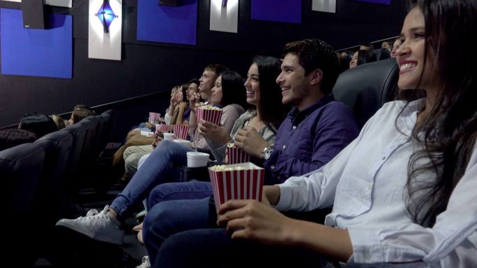 一群人在电影院看一部有趣的电影