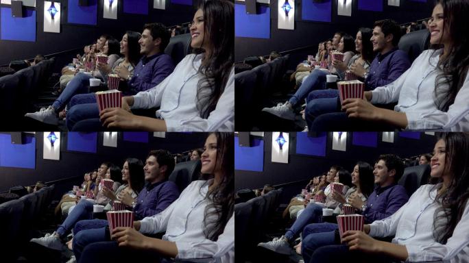 一群人在电影院看一部有趣的电影