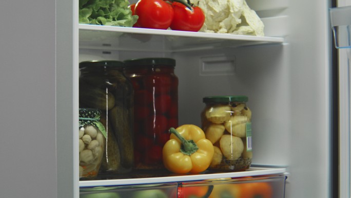 打开装满食物的冰箱