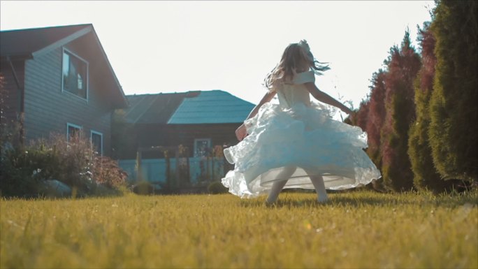 穿白衣服的小女孩在草地上跳舞慢动作