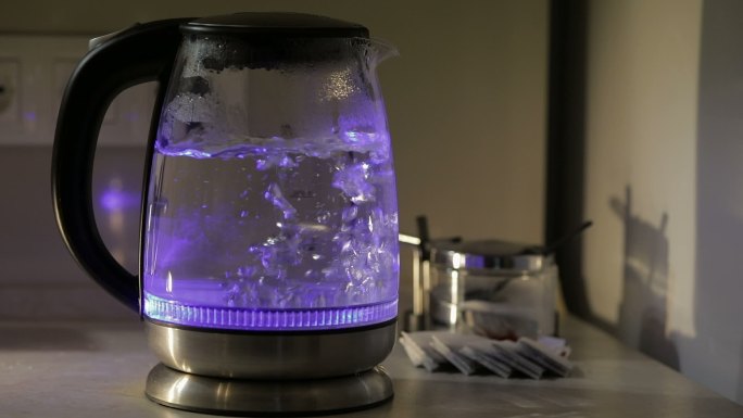 开水茶壶。水壶里沸腾的水。