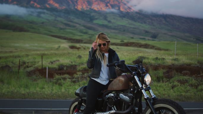 骑老式摩托车的女人