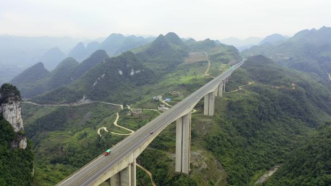 航拍高速公路桥梁