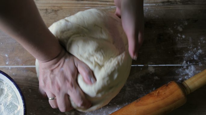 在木桌上做面包面团