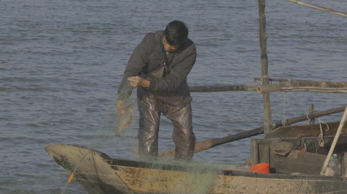 小小渔船清晨西江摇桨撒网捕鱼