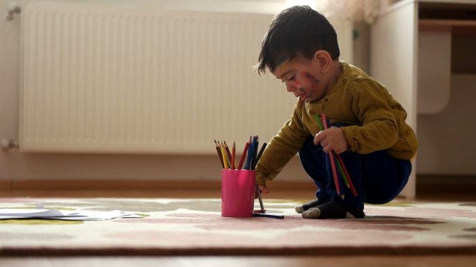 孩子用水彩画作画