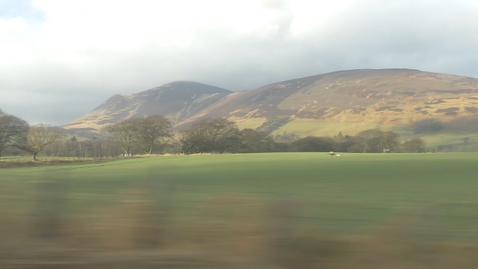 透过火车窗的苏格兰山区景观
