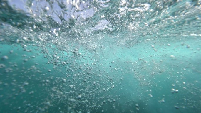 美丽的热带海洋中有无数的气泡