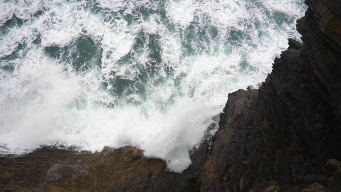 海浪拍打在岩石上