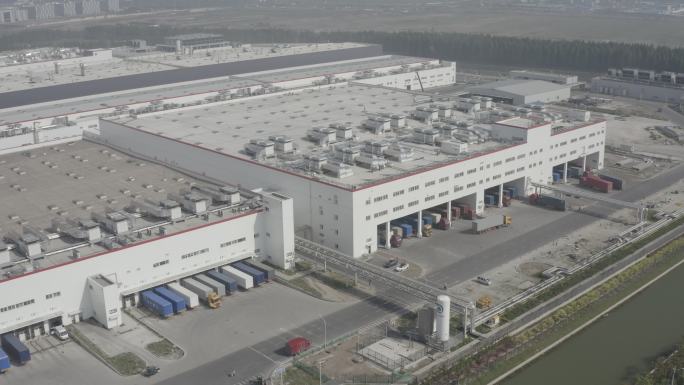 4K-Log航拍繁忙的特斯拉上海超级工厂