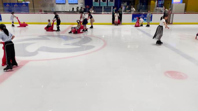高清拍摄小朋友滑冰