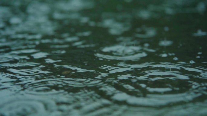 下雨雨点意境小雨雨滴落下水花素材