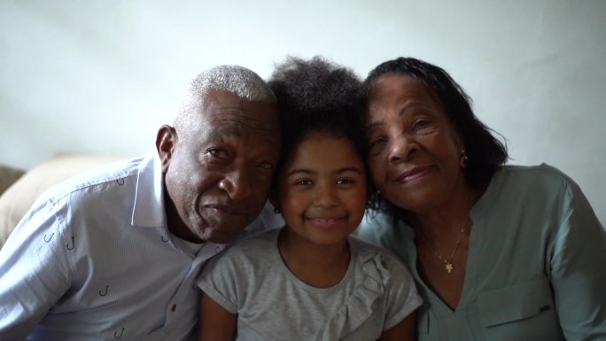 孙女与祖父母在一起拍照