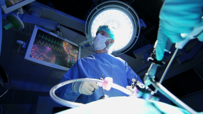 外科医疗团队对患者进行腹腔镜手术