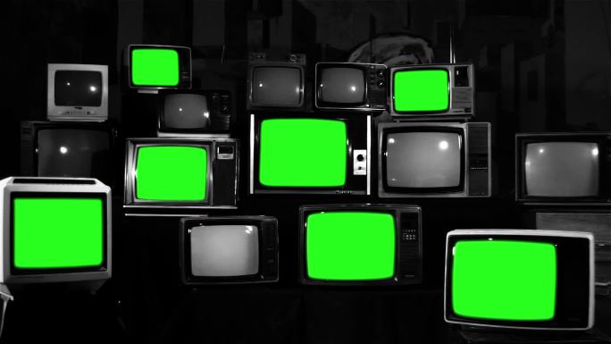 许多有绿色屏幕的电视机