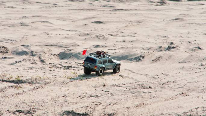 【原创4K】玩具越野车行驶在沙地沙漠