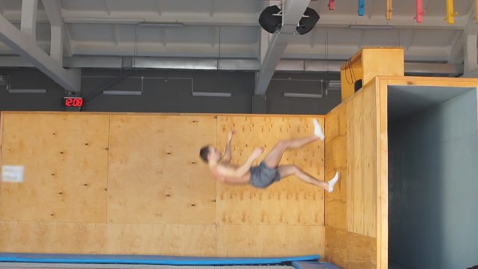 运动员跳蹦床在空中做运动