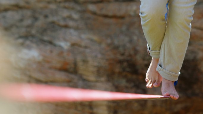 登山运动员走钢丝高空挑战危险动作